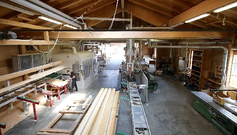 Bild zeigt eine Werkstatt mit einer Abbundanlage.