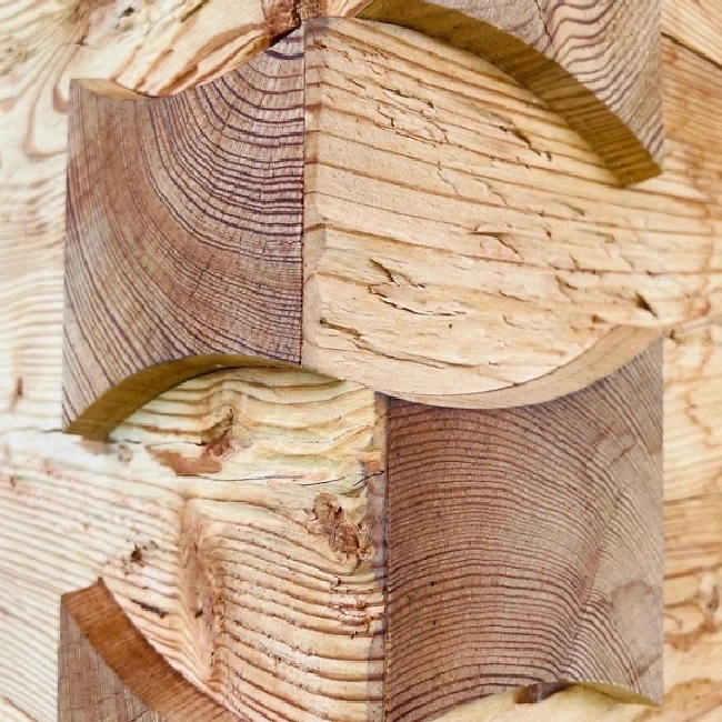 Klingschrot-Holzverbindung, ein Beispiel für präzise Zimmermanns- und Holzbauarbeit.