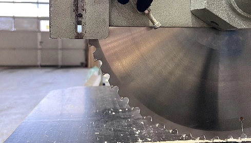 Kappsäge in einer Werkstatt.